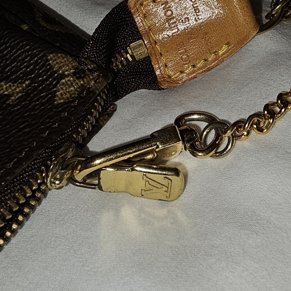 Louis Vuitton Monogram Pochette - Picture 7 of 8